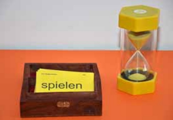 Kästchen mit Wortkarten und einer Sanduhr