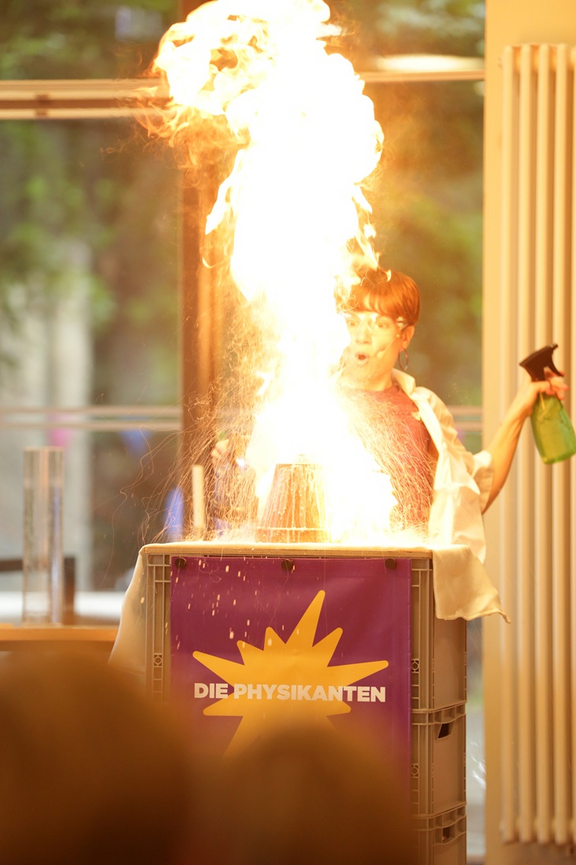 Experiment mit Flamme Das Bild zeigt einen Teil der Physikanten-Show. Durch eine chemische Reaktion wird eine hohe Flamme erzeugt.