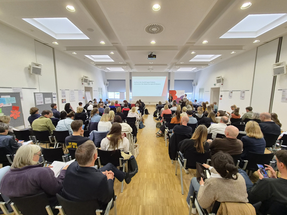 Brandenburg Saal mit Teilnehmenden