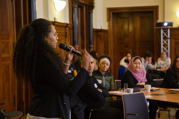 Impulsvortrag Bildungslücke Rassismus Das Bild zeigt eine Sprecherin bei einem Impulsvortrag.