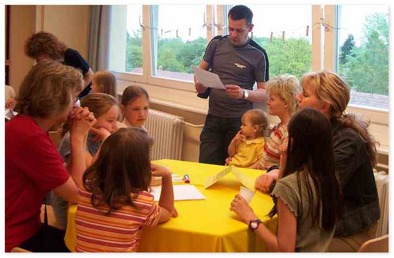 Kinder und Eltern beim Lesefest