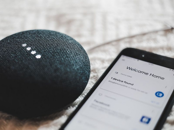 Digital souverän mit Künstlicher Intelligenz Handy mit Lautsprecher