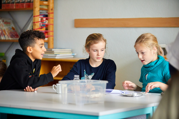 Kinder beim Experiment