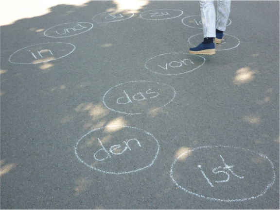 Lese-Spaziergang mit Häufigkeitswörtern auf einem Schulhof