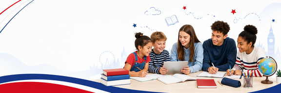 Mehrere Sch&uuml;lerinnen und Sch&uuml;ler unterschiedlichen Alters lernen gemeinsam an einem Tisch. Sie arbeiten mit Heften, Stiften und Unterrichtsmaterialien; im Hintergrund sind dezente grafische Elemente in Rot, Wei&szlig; und Blau sowie schemenhafte London-Motive zu sehen.