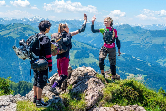 Kinder auf einem Berg