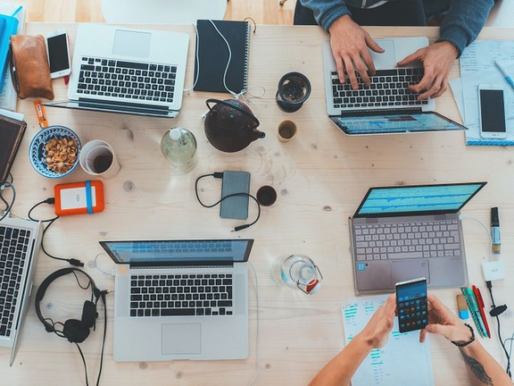 Tisch mit vielen Laptops