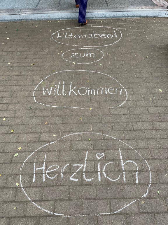 Herzlich Willkommen Kreidezeichnung auf der Straße Herzlich Willkommen