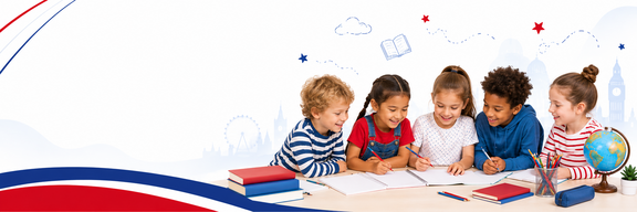 Mehrere Grundschulkinder lernen gemeinsam an einem Tisch. Sie schreiben in Hefte und arbeiten mit Stiften und Unterrichtsmaterialien; im Hintergrund sind dezente grafische Elemente in Rot, Wei&szlig; und Blau sowie schemenhafte London-Motive zu sehen.
