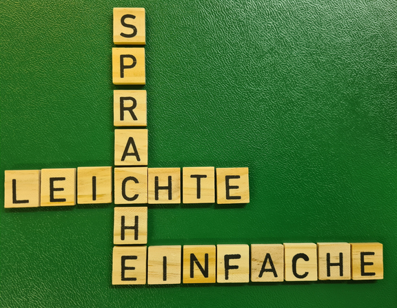 Scrabblesteine ergeben "Leichte Sprache und Einfache Sprache"