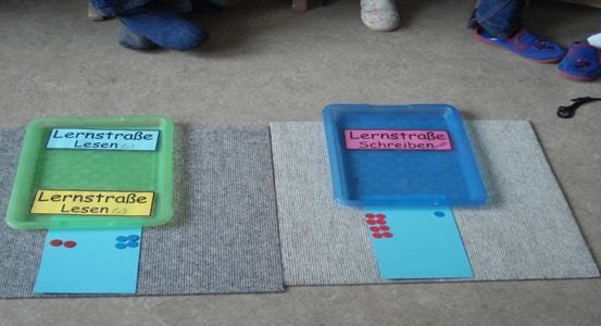 Abb. 20a Kleine Tabletts mit Erinnerungshilfen an die Aufgaben sowie den abgelegten roten und blauen Spielsteinen