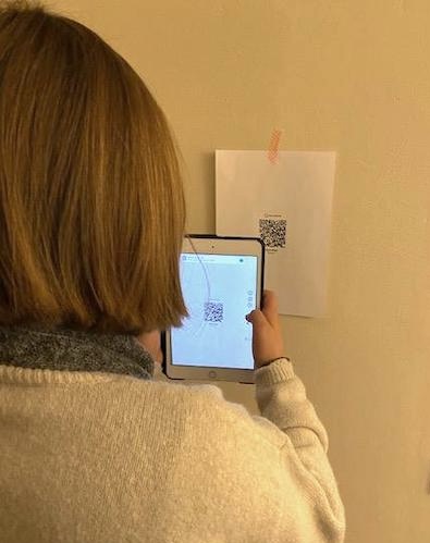 Schülerin beim Scannen eines QR-Codes